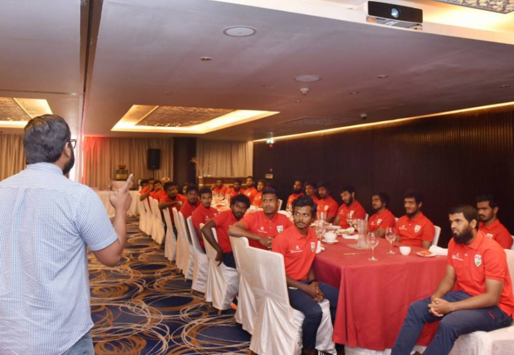 大战期近，马尔代夫足协主席为球队“开会”